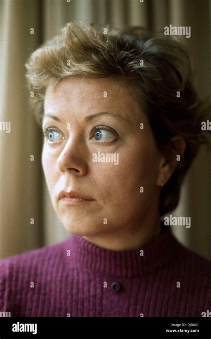 Annette Crosbie